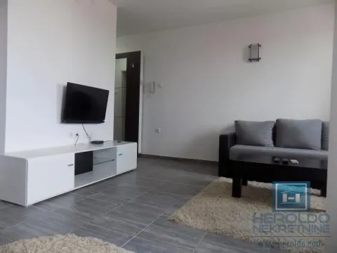 Dnevna soba sa garniturom, TV-om i belom komodom. - image 11
