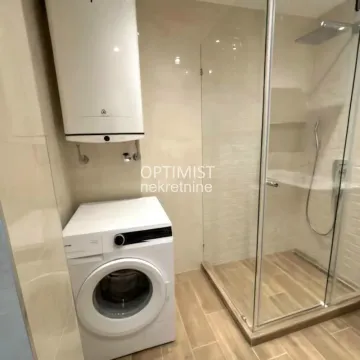 Kupatilo sa tuš kabinom, mašinom za veš i bojlerom. - image 12