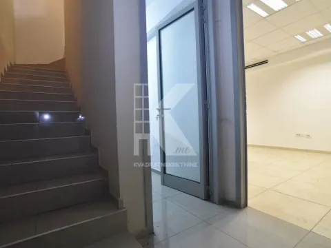 Rent, office space, 155m², Stari Aerodrom, Podgorica - image 17