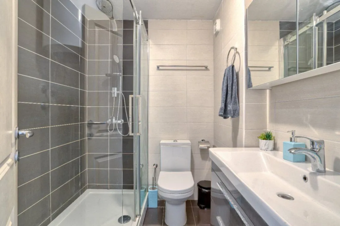 Modernly equipped bathroom with a shower cabin.