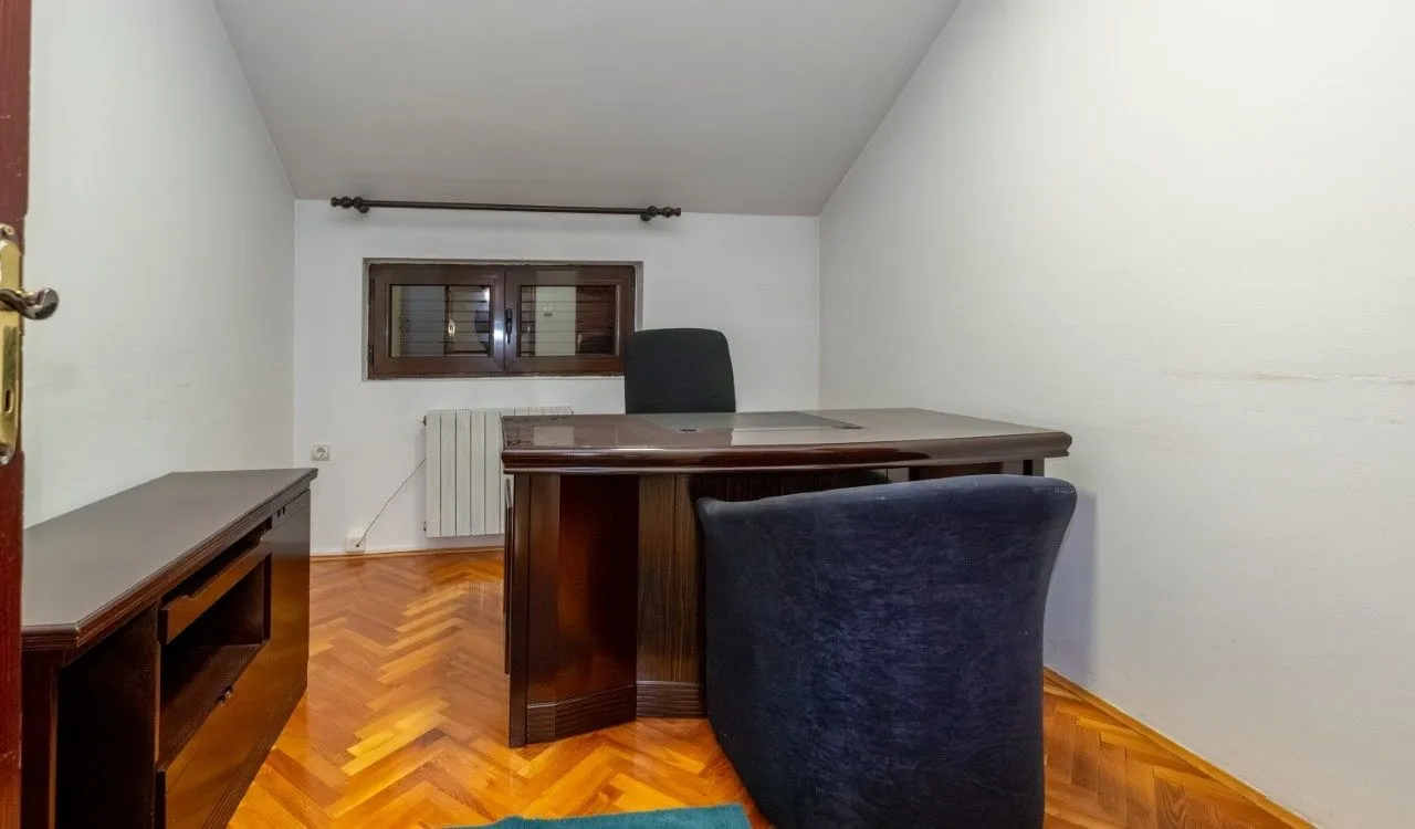 Rent, house, 280m², Gorica C, Podgorica