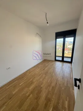 Prazna soba sa drvenim podom i izlazom na terasu. - image 10