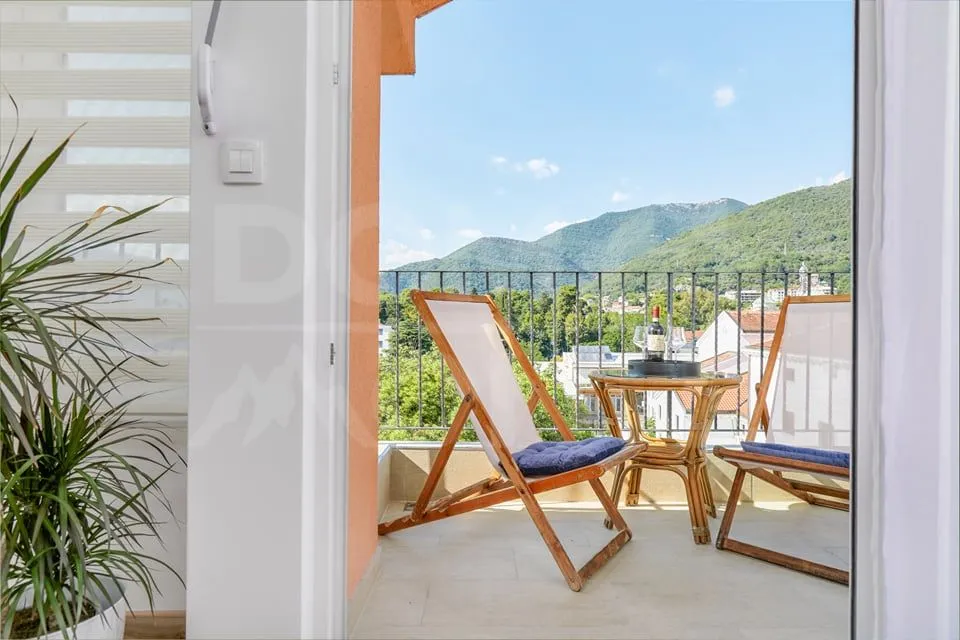 Izdavanje, dvosoban stan, 52m², Tivat, Crna Gora