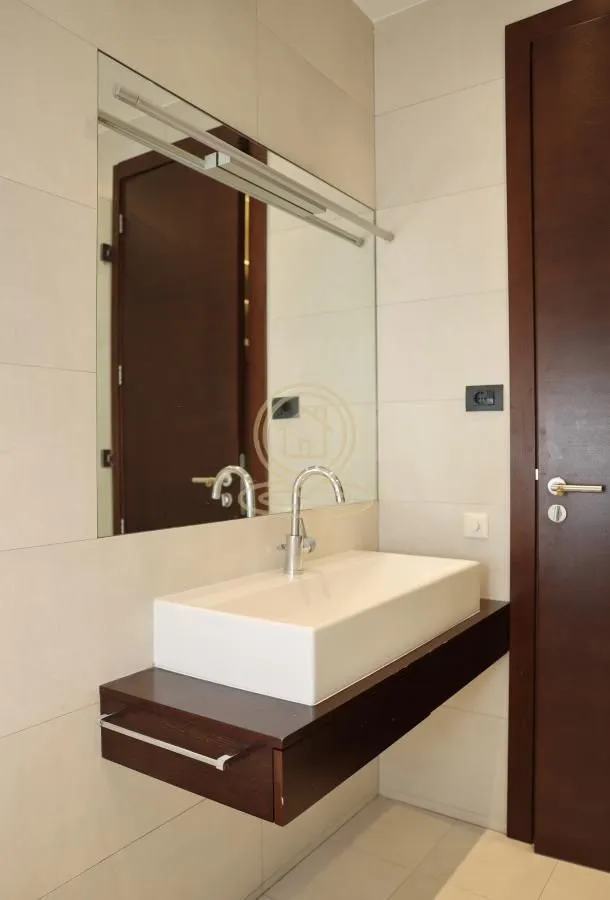 Modern bathroom with washbasin and mirror.
