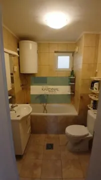 Kupatilo sa kadom, umivaonikom, WC šoljom i bojlerom. - image 9