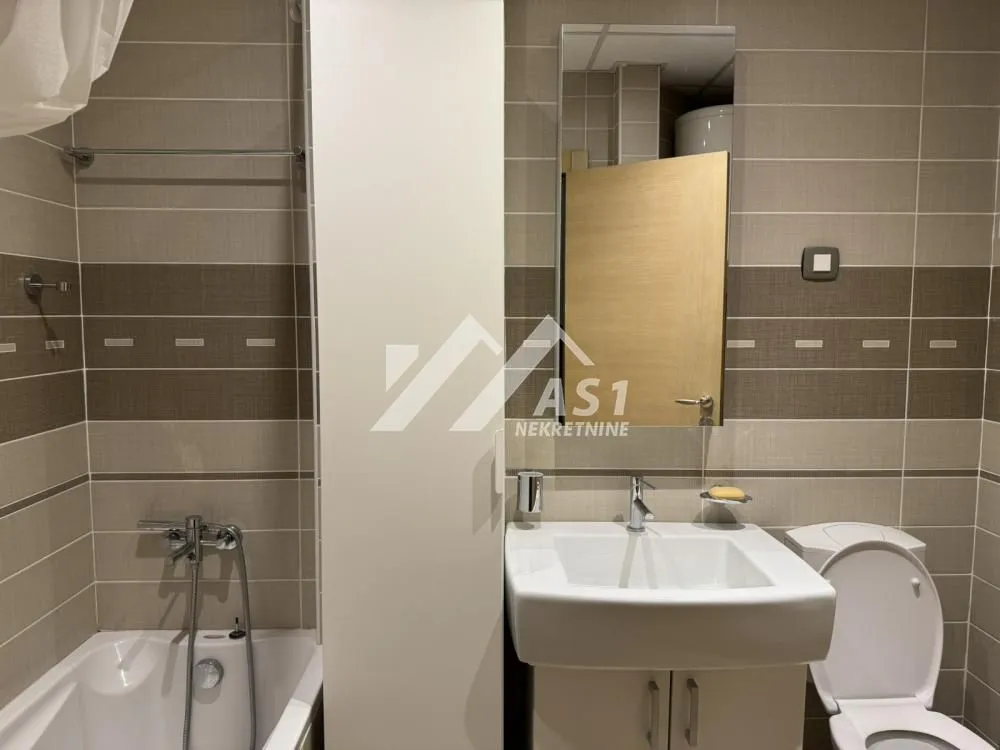 Izdavanje, četvorosoban stan, 136m², Centar, Novi Sad