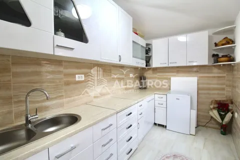 Bijela kuhinja sa sudoperom i radnom površinom. - image 6