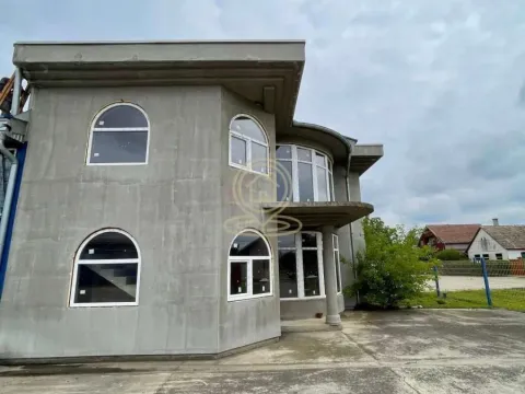 Izdavanje, poslovni prostor, 170m², Šid, Srbija - image 3