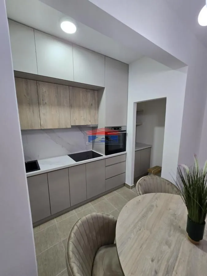 Izdavanje, četvorosoban stan, 69m², Centar, Novi Sad