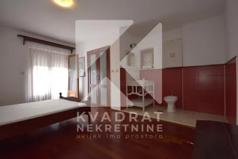 Rent, house, 200m², Dalmatinska ulica, Podgorica - image 8