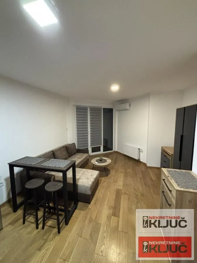 Izdavanje, garsonjera, 28m², Bulevar Oslobodjenja, Novi Sad Sve Podlokacije