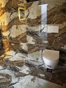 Moderne kupatilo sa zidnim pločicama u imitaciji mermera i konzolnom wc šoljom. - image 6