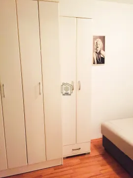 Spavaća soba sa velikim ormarom i krevetom. - image 13