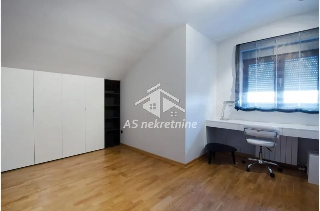 Izdavanje, stan, 160m², Crveni Krst, Beograd
