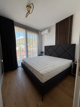 Namještena spavaća soba sa bračnim krevetom i izlazom na terasu. - image 6