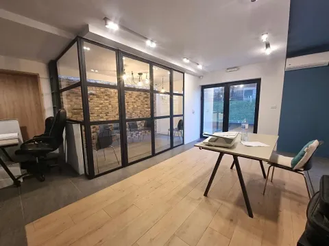 Poslovni prostor in Momišići