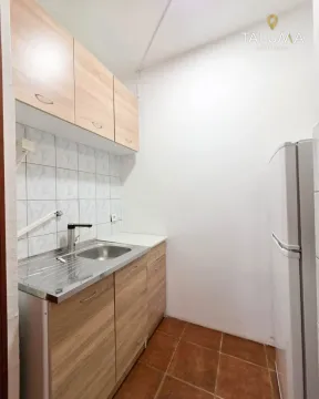 Manja kuhinja sa drvenim elementima, sudoperom i frižiderom. - image 11