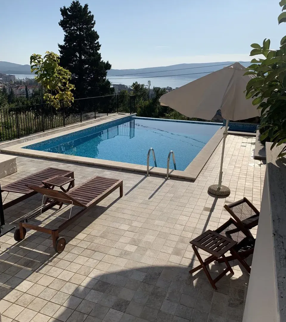 Izdavanje, trosoban stan, 129m², Tivat, Crna Gora