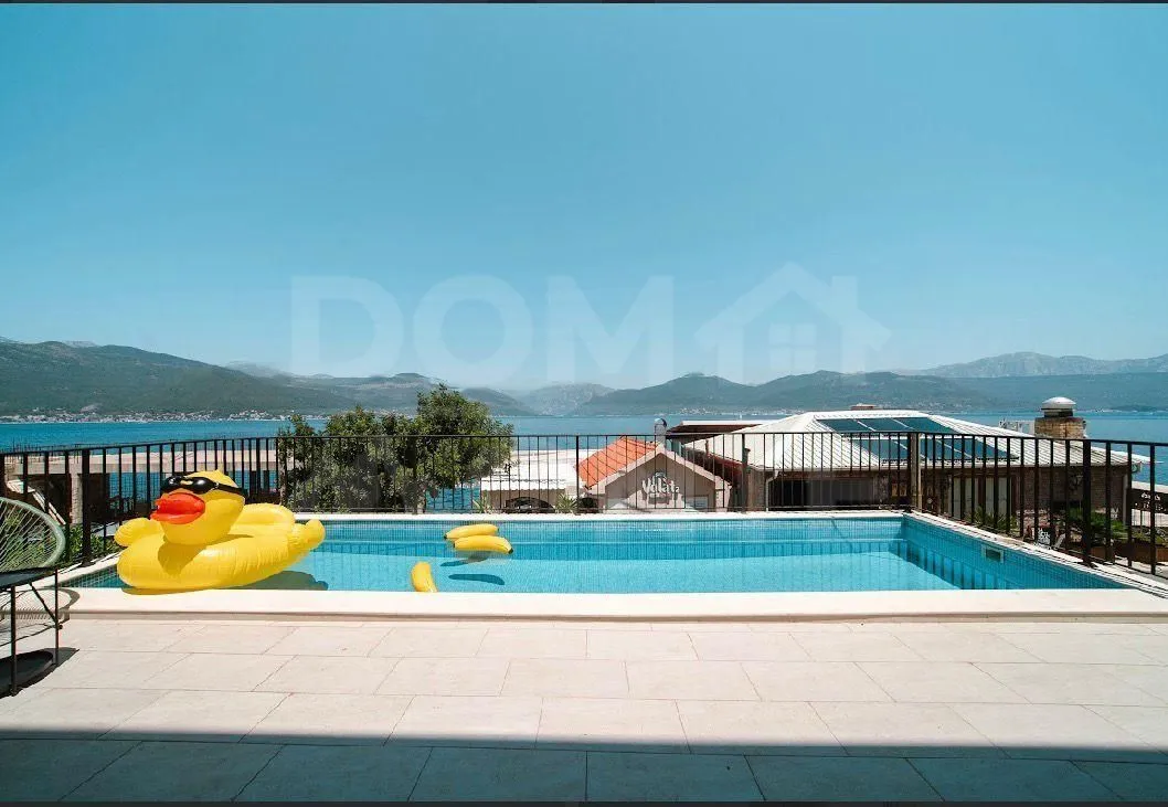 Terrace with swimming pool and sea view.