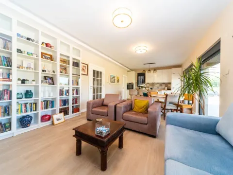 Prodaja, kuća, 130m², Tološi, Podgorica - image 11