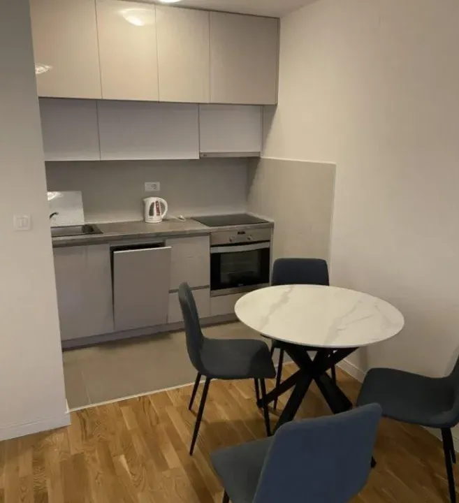 Izdavanje, jednosoban stan, 40m², Pobrežje, Podgorica