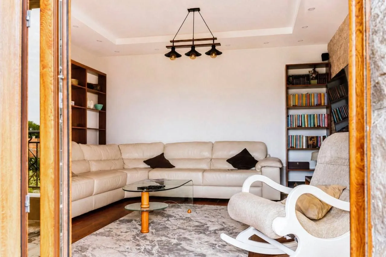Izdavanje, četvorosoban stan, 240m², Krimovica, Kotor