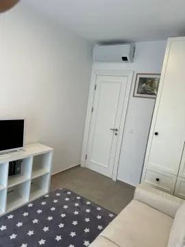Svijetla soba sa bijelim namještajem i tepihom sa zvjezdicama. - image 7