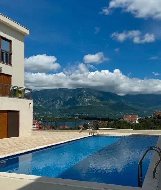 Izdavanje, trosoban stan, 120m², Obala Đuraševića, Tivat