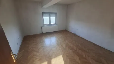 Prazna neopremljena prostorija sa parketom i prozorom. - image 14