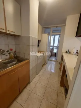 Manja kuhinja sa drvenim elementima i izlazom na terasu. - image 10