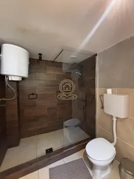 Kupatilo sa tuš kabinom i wc šoljom. - image 24