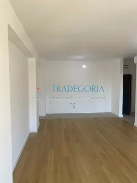 Prazna soba sa drvenim podom i bijelim zidovima. - image 4
