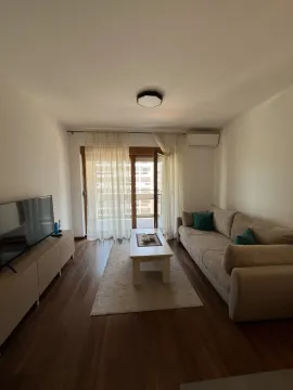 Svijetla dnevna soba sa garniturom i izlazom na balkon. - image 4