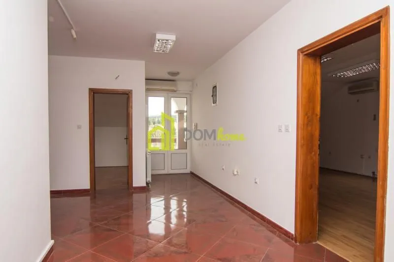Izdavanje, kuća, 400m², Momišići, Podgorica