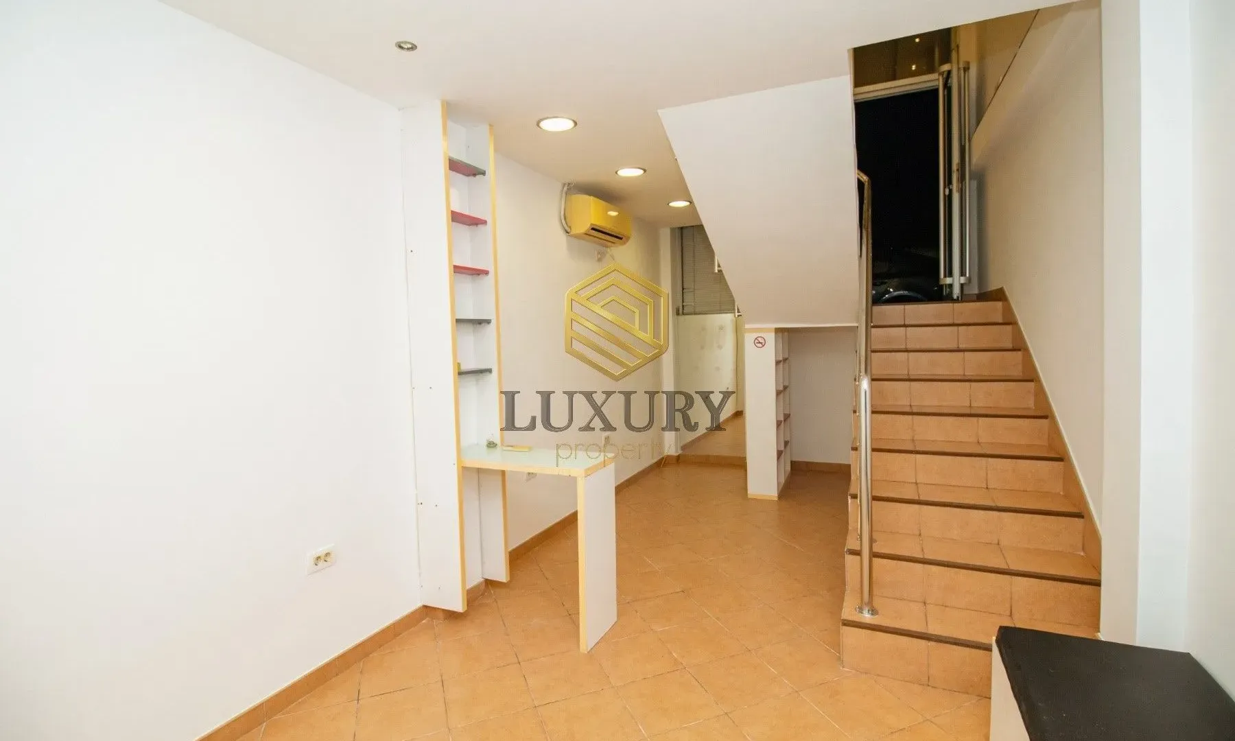 Izdavanje, poslovni prostor, 46m², Centar, Podgorica