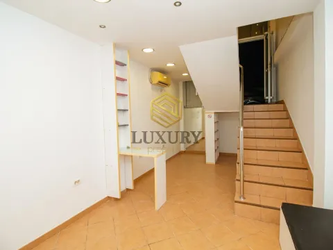 Izdavanje, poslovni prostor, 46m², Centar, Podgorica - image 2