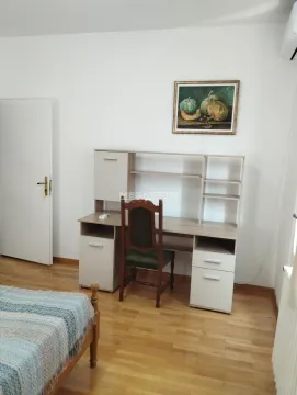 Spavaća soba sa radnim stolom i stolicom. - image 5