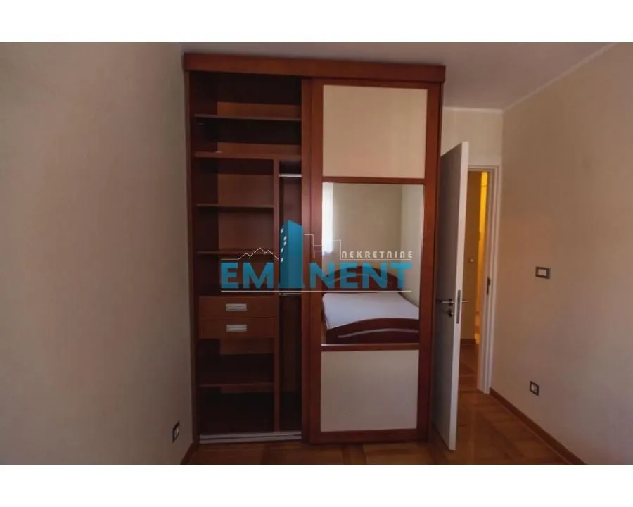 Izdavanje, dvosoban stan, 47m², Čubura, Beograd