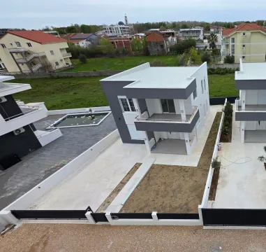 Pogled odozgo na dvorište novoizgrađene kuće sa bazenom. - image 2
