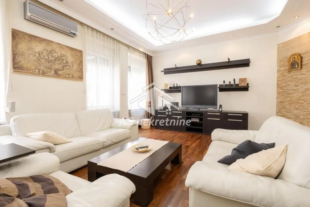 Izdavanje, četvorosoban stan, 140m², Obilićev Venac, Beograd