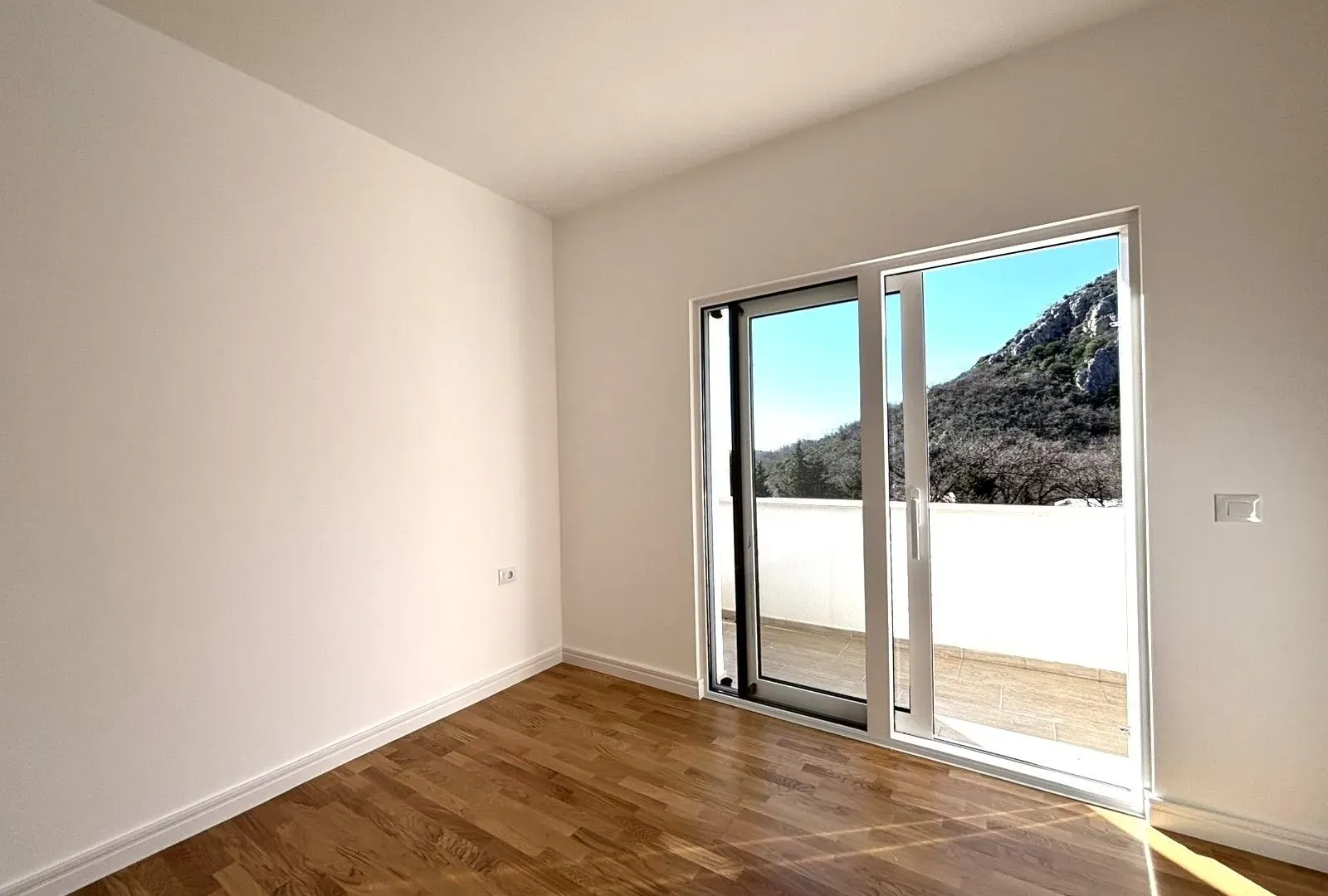 Sale, two bedroom apartment, 61m², Sutomore, Bar
