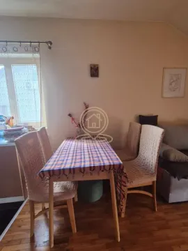 Trpezarijski sto sa stolicama u sklopu dnevnog boravka. - image 3