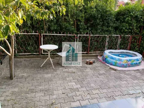 Popločano dvorište sa stolom i malim bazenom za decu. - image 10