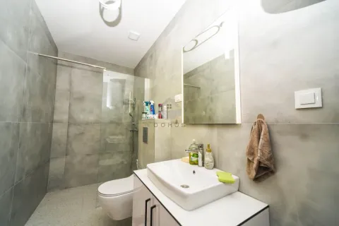 Moderne kupatilo sa tuš kabinom, umivaonikom i ogledalom. - image 5