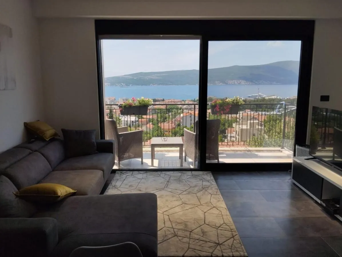Prodaja, dvosoban stan, 50m², Tivat, Crna Gora