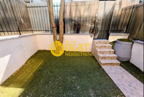 Manje ograđeno dvorište sa veštačkom travom i stepeništem. - image 5