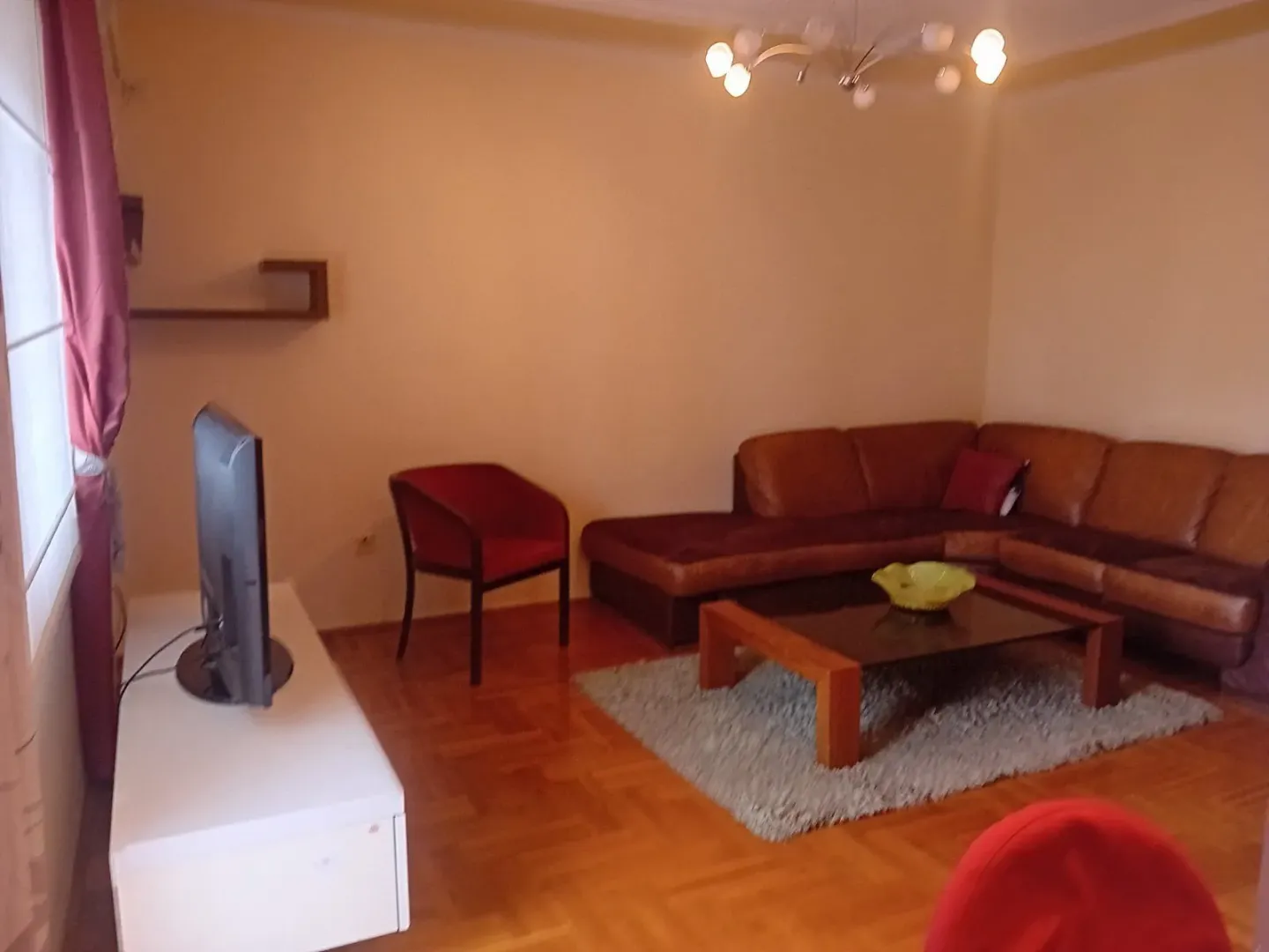 Dnevna soba sa kožnom ugaonom garniturom i klub stolom.