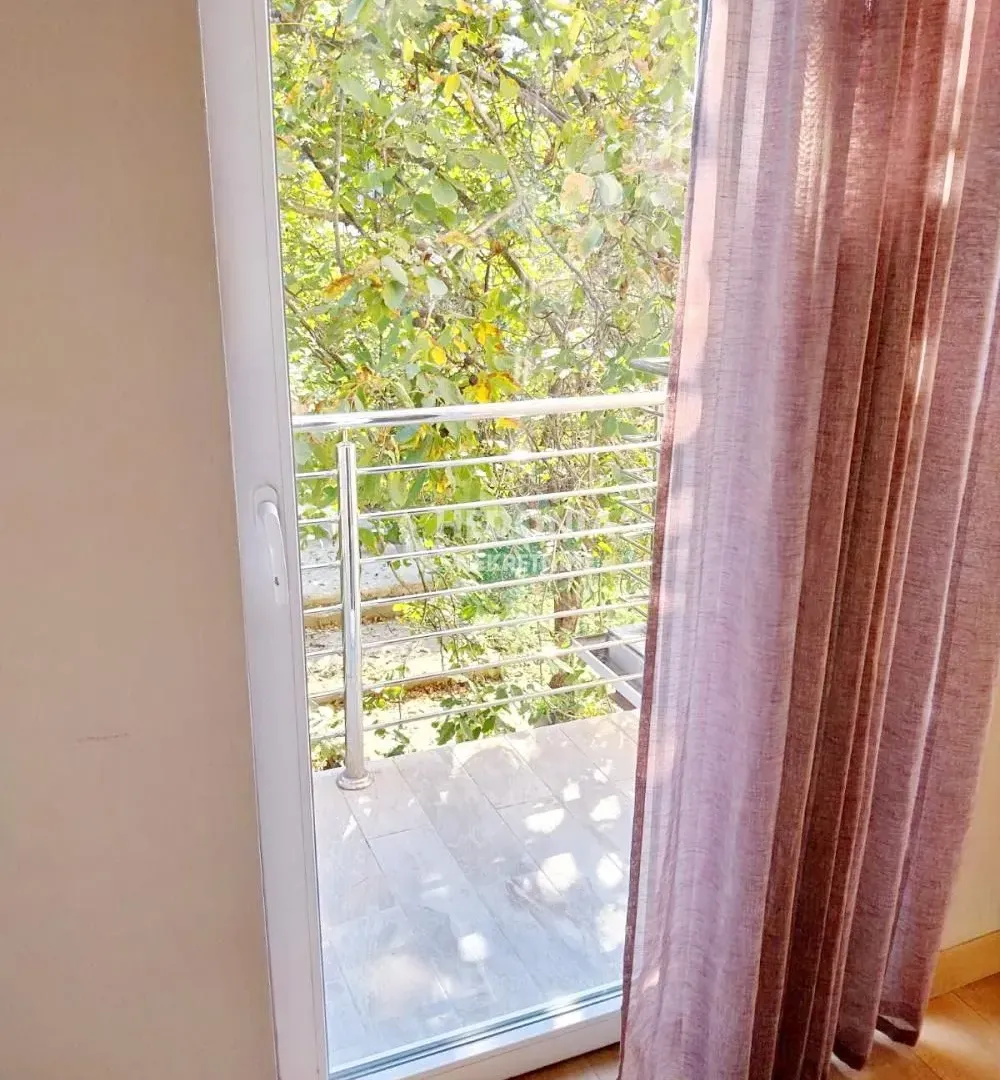 Izdavanje, četvorosoban stan, 120m², Savski Venac, Beograd