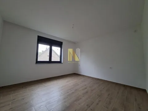 Prazna neuređena soba sa parketom i jednim prozorom. - image 8