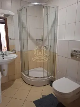 Kupatilo opremljeno tuš kabinom, umivaonikom i toaletom. - image 8